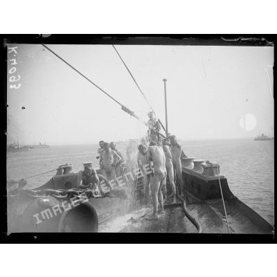 A bord du Canada chargé de troupes, en rade de Salonique. La douche. [légende d'origine]