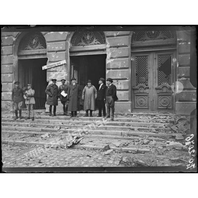 Cambrai, monsieur Clemenceau et le maréchal Haig sur les marches de l'hôtel de ville. [légende d'origine]