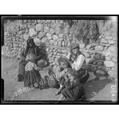 Vrbeni. Femmes macédoniennes cherchant des parasites dans les cheveux de leurs enfants. [légende d'origine]