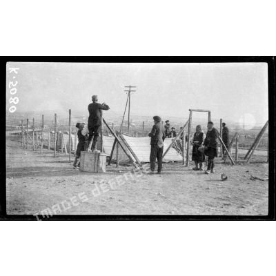 Camp de Zeitenlick. Prisonniers (macédoniens suspects) construisant eux-mêmes leur prison, composée de petites tentes entourées de réseaux de fils de fer barbelés. [légende d'origine]