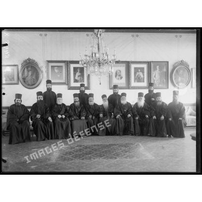 [Portrait de groupe de moines orthodoxes dans un monastère.]