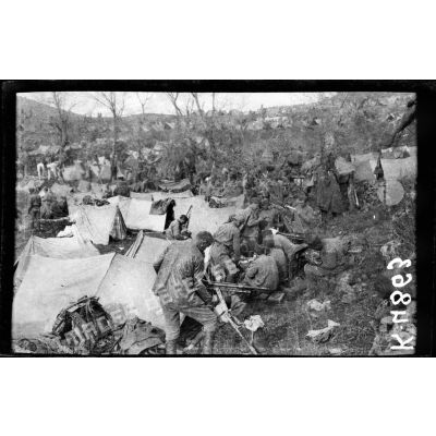 Camp de Budi Mirci. Camp du 7e régiment russe. Les mitrailleurs. [légende d'origine]