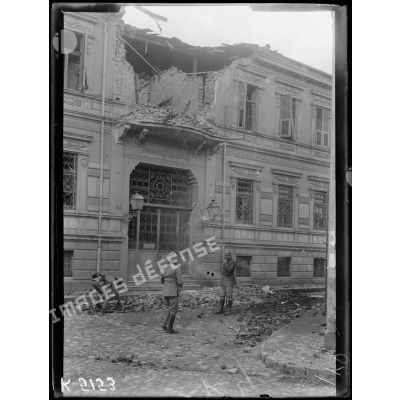 Monastir. Façade de la banque franco-serbe démolie par les obus bulgares. [légende d'origine]