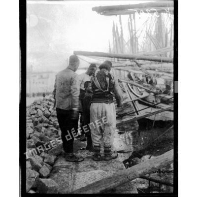 Salonique. Indigènes travaillant aux chantiers de construction de la nouvelle ligne de chemin de fer Salonique-Mikra. [légende d'origine]