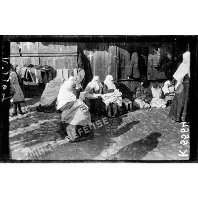 Florina. Femmes musulmanes au marché. [légende d'origine]