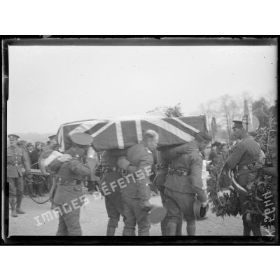 Salonique. Funérailles de Mrs Harley, sœur du Maréchal French. Soldats anglais portant le cercueil recouvert du drapeau anglais. [légende d'origine]