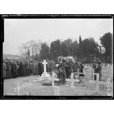 Salonique. Funérailles de Mrs Harley, sœur du Maréchal French. Au cimetière. [légende d'origine]