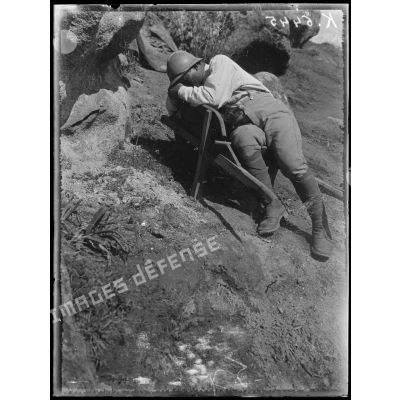 Col de Garvan Koulilé. Soldat endormi dans sa brouette. [légende d'origine]