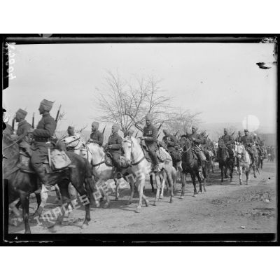 Salonique. Revue du régiment de spahis marocains passée par le général Sarrail en  présence de Mr Vénizelos le 5 mars 1917. [légende d'origine]