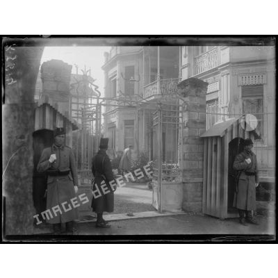Salonique. La Garde de la Villa habitée par le vieux roi de Serbie (février 1917). [légende d'origine]