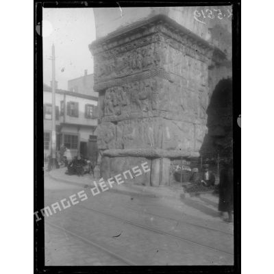 Salonique. Base de l'arc de Constantin (février 1917). [légende d'origine]
