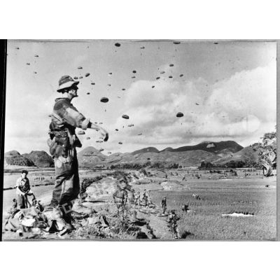 Largage de parachutistes du 6e bataillon de parachutistes de choc (6e BPC) près de Lang Son au cours de l'opération Hirondelle.
