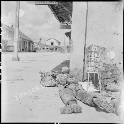 Un parachutiste du 8e groupement de commandos parachutistes (8e GCP) posté en position de tir au coin d'une rue lors de l'occupation de Lang Son.