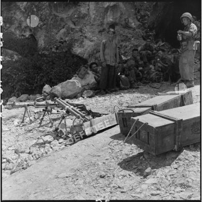 Armement Viêt-minh fourni par le Chine récupéré dans les grottes de Ky Lua par le 6e bataillon de parachutistes coloniaux (6e BPC) lors de l'opération Hirondelle.
