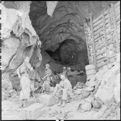 Des parachutistes du 6e bataillon de parachutistes coloniaux (6e BPC) à l'entrée des grottes de Ky Lua où ils découvrent un important stock d'armement et de matériel Viêt-minh.