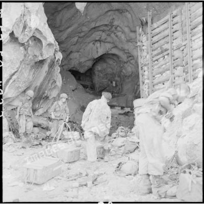 Lors de l'opération Hirondelle, des parachutistes du 6e BPC fouillent les grottes de Ky Lua où ils découvrent un important stock d'armement et de matériel Viêt-minh.