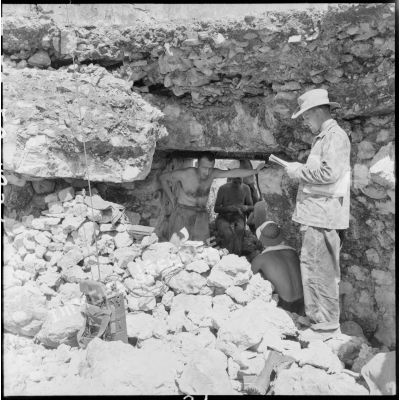 Le lieutenant-colonel Ducournau, positionné dans des ruines, donne ses instructions au cours de l'opération Hirondelle.