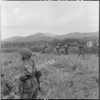Après avoir atterri dans la vallée de Diên Biên Phu, les parachutistes organisent leurs positions.