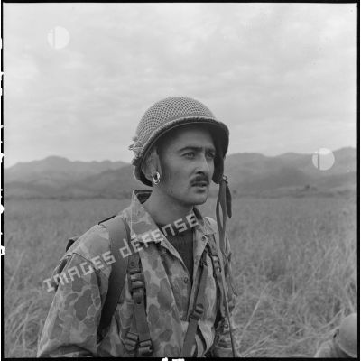 Portrait d'un parachutiste dans la vallée de Diên Biên Phu lors de l'opération Castor.
