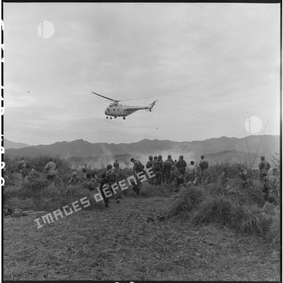 Arrivée d'un hélicoptère Sikorsky pour évacuer les parachutistes blessés au cours de l'opération Castor dans la vallée de Diên Biên Phu.