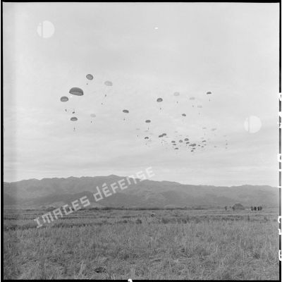 Parachutage des troupes dans la vallée de Diên Biên Phu au cours de l'opération Castor.