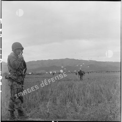 Après l'atterrissage dans la vallée de Diên Biên Phu au cours de l'opération Castor, les parachutistes se dirigent vers un point de rassemblement.