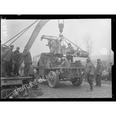 La Neuville-Sire-Bernard (Somme), PEGAN. Chargement sur camion par une grue d'un affût de 155 mm. [légende d'origine]