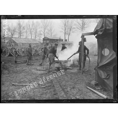 La Neuville-Sire-Bernard (Somme), parc d'équipage du GAN. Embatage de roues de canons de 150 mm. [légende d'origine]