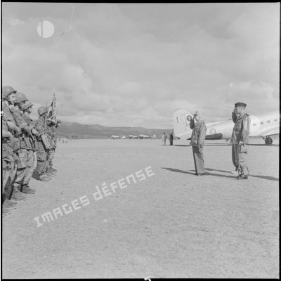 Le général Navarre accompagné du général Cogny salue le drapeau du bataillon de parachutistes à Diên Biên Phu.