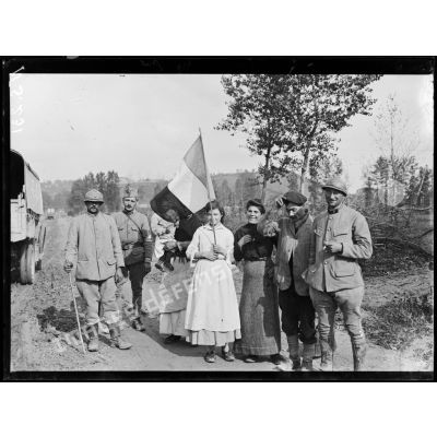 Laon (Aisne). Habitants libérés venant au devant de nos troupes sur la route de Soissons. [légende d'origine]