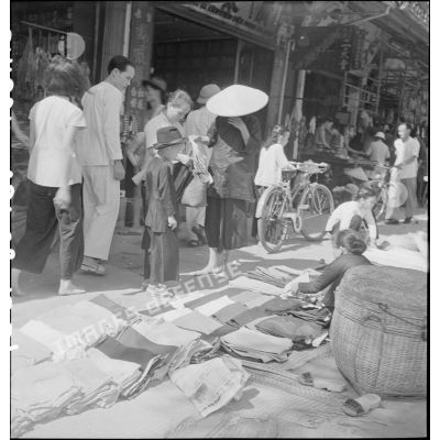Scène dans une rue commerçante de Saigon.