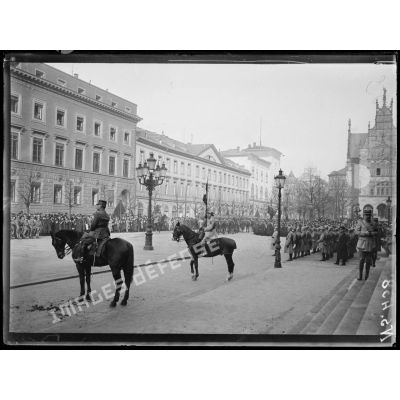 Wiesbaden (Allemagne). Entrée des troupes françaises. Le général Lecomte assiste au défilé des troupes. [légende d'origine]