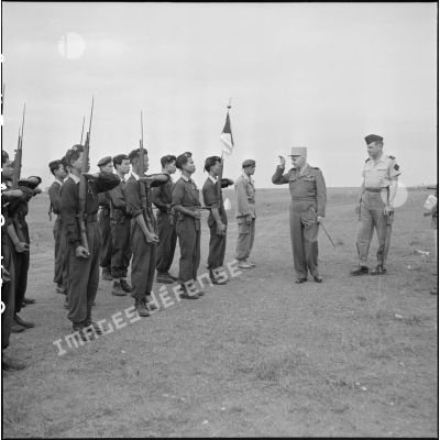Le général Navarre et le général Cogny passent en revue un commando vietnamien à Tong.