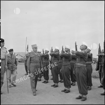 Passage en revue des soldats du 4e régiment de tirailleurs marocains (RTM) par le général Navarre au poste de Yen Cu.