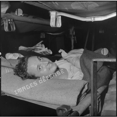Transport du cameraman André Lebon, blessé à Diên Biên Phu, vers l'hôpital Grall de Saigon.