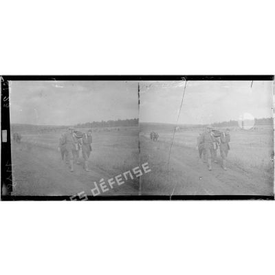 Près de Régniéville-en-Haye, soldats du 1er CA américain transportant des blessés sur des brancards. [légende d'origine]