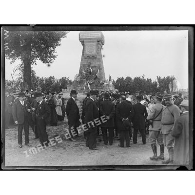 Etrépilly, les délégations devant le monument commémoratif. [légende d'origine]