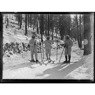 Près de Goldbach-Altenbach, Camp Duché - skieurs en tenue. [légende d'origine]