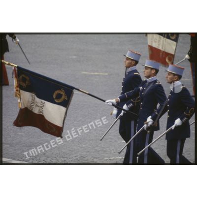 Défilé à pied lors de la cérémonie du 14 juillet 1979 à la Bastille. Passage du drapeau et de sa garde de l’école militaire interarmes (EMIA) de Coëtquidan.