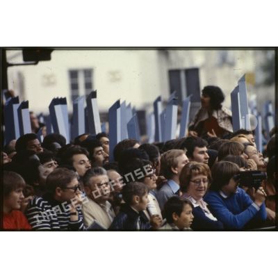 Lors du défilé du 14 juillet 1979 à la Bastille, le public, équipé de périscopes en papier, ou encore de caméscope.