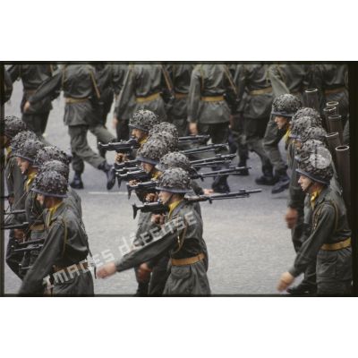 Défilé à pied lors de la cérémonie du 14 juillet 1979 à la Bastille. Passage du 126e régiment d’infanterie (126e RI) de Brive-La-Gaillarde.