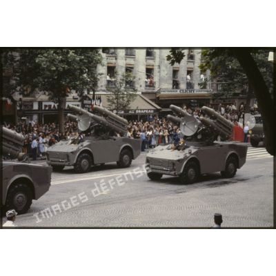 Défilé motorisé lors de la cérémonie du 14 juillet 1979 à la Bastille. Passage de véhicules de tir avec radar de poursuite du système d'arme sol-air Crotale de l'armée de l'air.