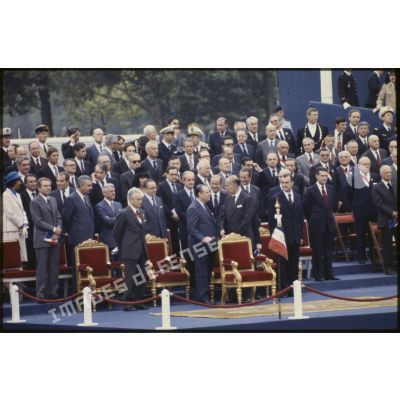 La tribune présidentielle lors du défilé du 14 juillet 1979 à la Bastille. Valéry Giscard d'Estaing, président de la République, s'entretient avec Raymond Barre, Premier ministre.
