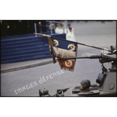 Défilé motorisé lors de la cérémonie du 14 juillet 1979 à la Bastille. Passage du drapeau et de sa garde du 40e régiment d'artillerie (40e RA) sur char AMX 13 VTT.