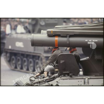 Défilé motorisé lors de la cérémonie du 14 juillet 1979 à la Bastille. Passage de char AMX 30 armé de systèmes d'armes de missiles sol-air à courte portée  Roland du 54e régiment d'artillerie (54e RA).