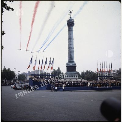 Défilé aérien lors de la cérémonie du 14 juillet 1979 à la Bastille. Passage des avions Fouga CM-170 Magister de la Patrouille acrobatique de France (PAF) dessinant une traînée tricolore.