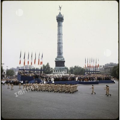 Défilé à pied, lors de la cérémonie militaire du 14 juillet 1979. Passage d'un régiment d'infanterie (RI).