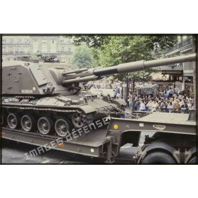 Défilé motorisé lors de la cérémonie du 14 juillet 1979 place de la République. Passage des canons automoteurs 155 mm à grande cadence de tir (GCT AUF1) en expérimentation au 40e régiment d'artillerie (40e RA) sur camions porte-chars Berliet turbo V8.