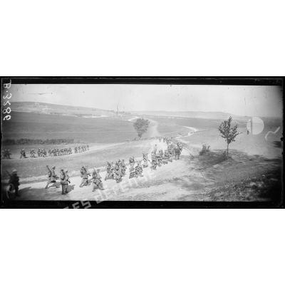 Près Regret, Meuse. Colonnes d'infanterie gagnant les premières lignes.