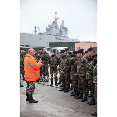 Briefing de sécurité auprès des marsouins du régiment d'infanterie chars de marine (RICM) pour le chargement de leurs véhicules à bord du bâtiment de projection et de commandement Dixmude (L9015) à Toulon.